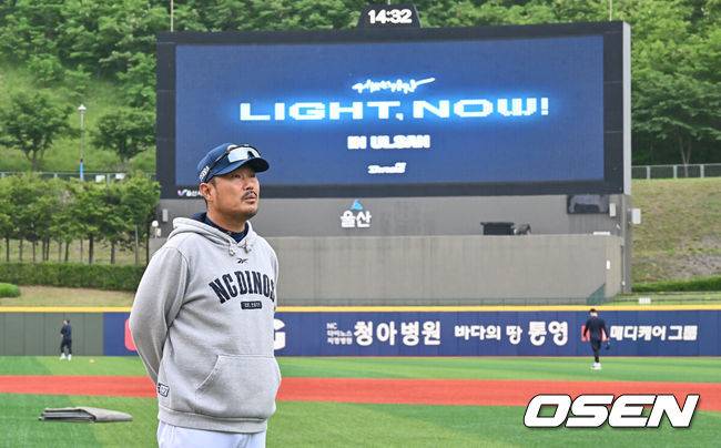 [OSEN=울산, 이석우 기자] 16일 울산 문수야구장에서 2025 신한 SOL 뱅크 KBO 리그 NC 다이노스와 키움 히어로즈의 경기가 열린다. 홈팀 NC는 최성영이, 방문팀 키움은 김선기가 선발로 출전한다.NC 다이노스 이호준 감독이 대체 홈구장인 울산 문수야구장에 도착해 그라운드 상태를 확인하고 있다. 2025.05.16 / foto0307@osen.co.kr