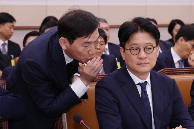 ▲이창수 서울중앙지검장이 2024년 10월 18일 오전 국회 법제사법위원회의 서울고검, 수원고검, 서울중앙지검 등에 대한 국정감사에서 조상원 서울중앙지검 4차장 검사의 귓속말을 듣고 있다. ⓒ연합뉴스