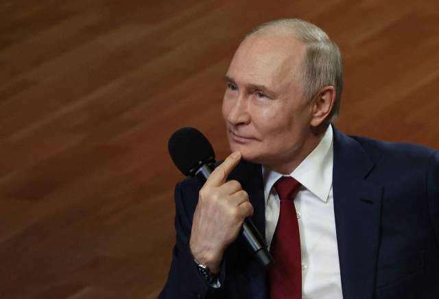 ▲19일(현지시간) 블라디미르 푸틴 러시아 대통령이 러시아 소치에 위치한 시리우스교육센터에서 학생들을 만나고 있다. 이날 앞서 푸틴 대통령은 도널드 트럼프 미국 대통령과 우크라이나 전쟁 관련 통화를 나눴다. ⓒAFP=연합뉴스