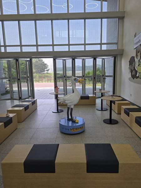 ▲안산갈대습지 생태누리관에 설치된 노랑부리백로 캐릭터 조형물 ⓒ경기도