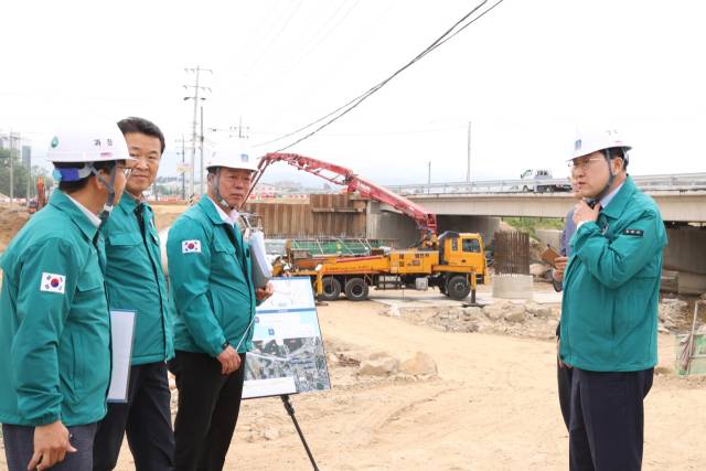 ▲경주시, APEC 앞두고 도로·경관 대대적 정비에 나선다(현장을 찾은 주낙영 경주시장)ⓒ경주시청 제공
