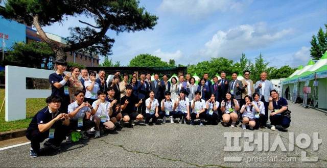 ▲21일 ‘제61년차 경기도영농학생축제’ 개막식 참석자들이 기념촬영을 하고 있다. ⓒ경기도교육청