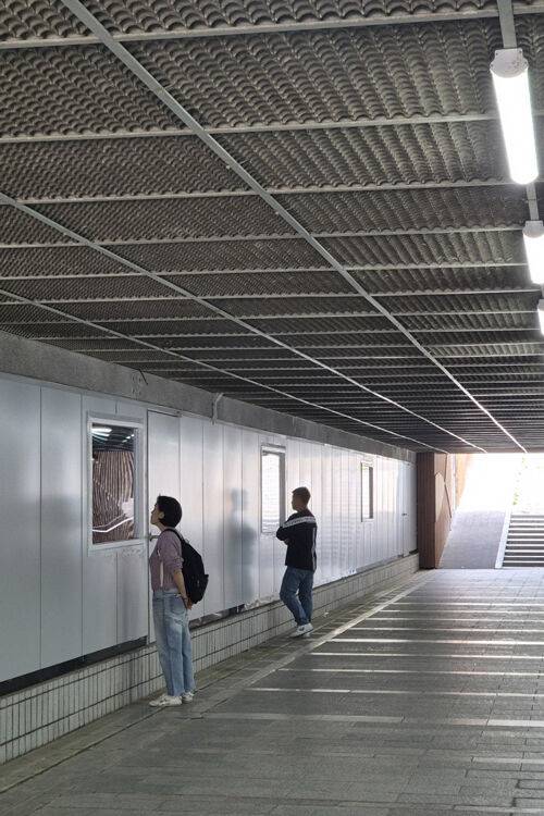 마두 지하보도에 조성된 스마트팜을 바라보는 시민들