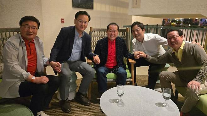 홍준표 전 대구시장과 국민의힘&nbsp;‘홍준표 특사단’이 미국 하와이 빅아일랜드 인근에서 회동하고 있다. 국민의힘 김대식 의원실 제공
