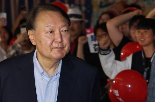 윤석열 전 대통령이 21일 서울 메가박스 동대문에 영화 ‘부정선거, 신의 작품인가’ 관람을 위해 들어서고 있다. 뉴스1