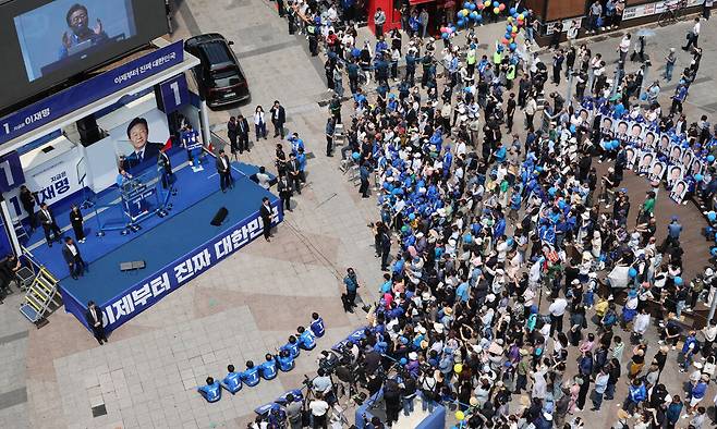 이재명 더불어민주당 대선후보가 21일 인천 남동구 구월로데오광장에서 유세를 하는 가운데 시민들이 이 후보의 연설을 지켜보고 있다. 뉴시스