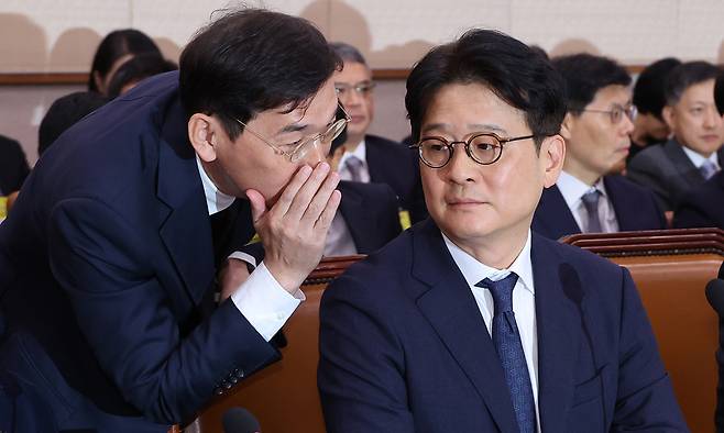 이창수 서울중앙지검장과 중앙지검 조상원 4차장이 지난 20일 전격 사의를 표명했다. 사진은 지난 2024년 10월 18일 국회 법제사법위원회의 서울고검, 수원고검, 서울중앙지검 등에 대한 국정감사에서 이창수 중앙지검장과 조상원 4차장이 대화하는 모습. 연합뉴스