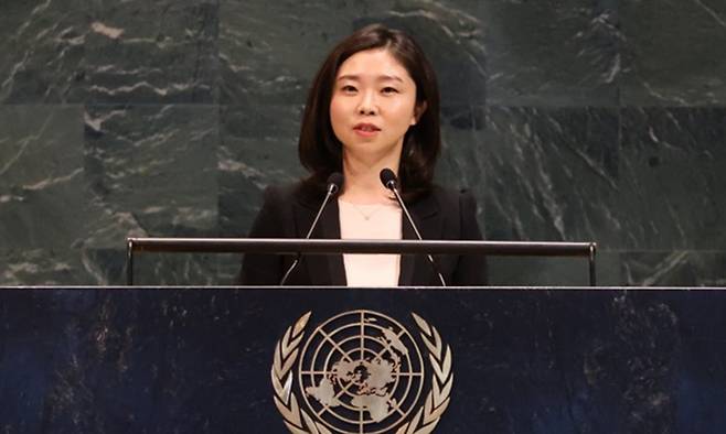 20일(현지시간) 미국 뉴욕 유엔 본부에서 열린 유엔총회 북한인권 고위급 전체회의에 참가한 탈북민 김은주씨가 북한 정권의 인권 침해 실상을 증언하고 있다. 외교부 제공