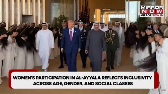 “트럼프 환영”… 긴 머리 흔드는 UAE 소녀들 - 도널드 트럼프 미국 대통령의 중동 3개국(사우디아라비아·카타르·아랍에미리트(UAE)) 순방 가운데 마지막 국가인 UAE에서 받은 환영식이 뒤늦게 화제다. 지난 15일 UAE 수도 아부다비의 카스르 알와탄 대통령궁에 도착한 트럼프(가운데) 대통령을 향해 현지 여성들이 북소리에 맞춰 머리를 흔드는 ‘알 아얄라’(Al-Ayyala) 공연을 펼치고 있다. 이는 UAE에서 행해지던 전통예술로, 소녀들이 긴 머리칼을 몸의 한쪽에서 다른 한쪽으로 넘기며 흔드는 춤이다. 귀한 손님이나 결혼식, 축제 등에서 행해지며 유네스코 인류무형문화유산으로 지정돼 있다. MIRROR NOW 유튜브 캡처