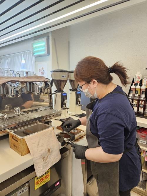 바리스타 너무 재밌어요 - 지난 19일 바리스타인 권경록씨가 서울 송파구에 있는 카페 블루웨일에서 커피를 제조하고 있다.  송파구장애인직업재활지원센터 제공