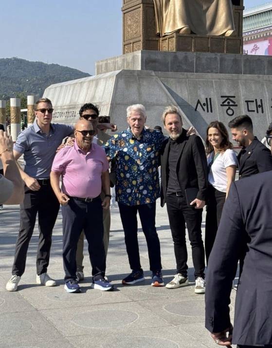 광화문에 등장한 빌 클린턴 - 20일 한국을 비공식 방문한 것으로 알려진 빌 클린턴(가운데) 전 미국 대통령이 서울 광화문광장 세종대왕 동상 앞에서 동료들로 추정되는 사람들과 어깨동무를 하고 기념사진을 찍고 있다. 클린턴 전 대통령의 마지막 공식 방한은 1998년 11월 20일 김대중 전 대통령과의 정상회담 때였다. 온라인 커뮤니티 캡처