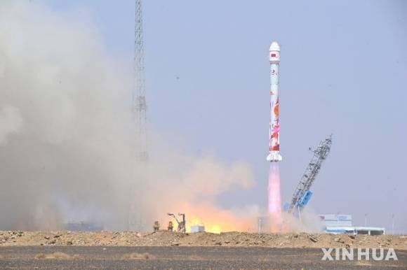 중국 민간 우주기업 랜드스페이스 17일 낮 12시12분(한국시간 오후 1시12분)쯤 간쑤성 주취안 위성발사센터 부근에서 자체 개발한 운반로켓 ZQ-2E Y2(주췌 2호 개량형 Y2)에 관측 위성 6기를 탑재해 발사했다.  신화 연합뉴스