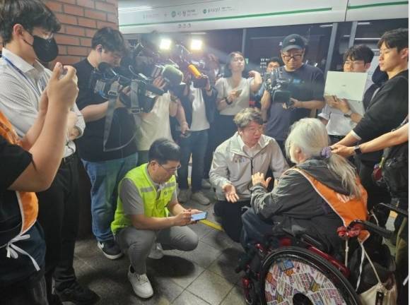 지난 5월 13일 전장연의 시청역 점거에 대해 항의하며 해산을 요청하는 문성호 의원