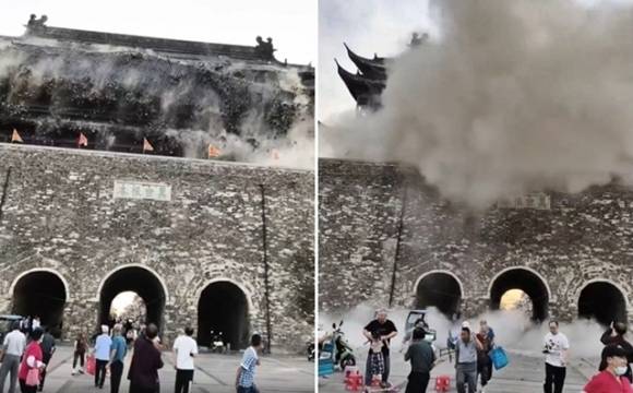 19일(현지시간) 중국 안후이성 츠저우시 평양현의 ‘명중도 고루’ 기와가 무너지고 있다. 2025.5.20 웨이보