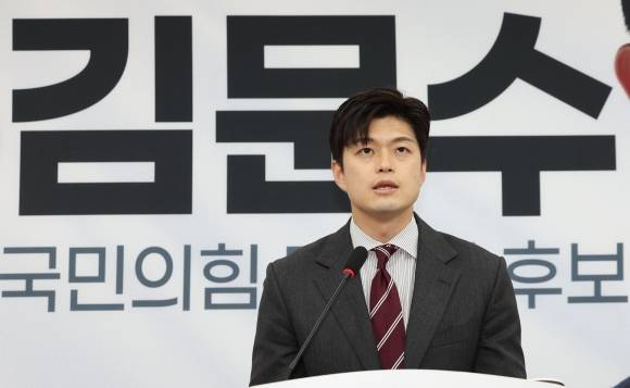 김건희 여사 관련 사과하는 김용태 비대위원장 - 김용태 국민의힘 비상대책위원장이 21일 서울 여의도 국회에서 열린 현안관련 기자회견에서 김건희 여사 과거 행위 관련해 사과하고 있다. 2025.05.21. 뉴시스