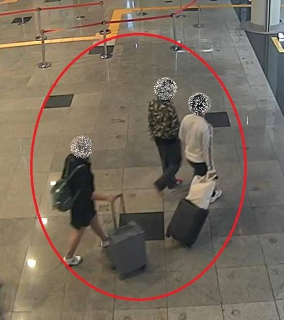 제주항에서 알선자와 이동하는 장면. 제주출입국·외국인청 제공