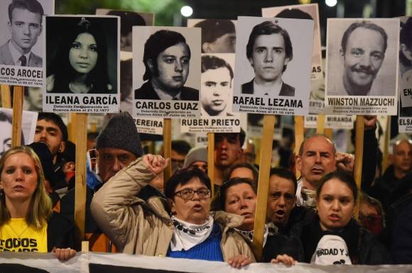 20일(현지시간) 우루과이 몬테비데오에서 열린 ‘침묵의 행진’에서 집회 참가자들이 1973~1985년 군부독재 시절에 실종된 이들의 사진을 들고 진상규명을 요구하고 있다. 이 행진은 군부독재 때 반체제 인사로 찍혀 사라진 197명을 기억하기 위해 마련된 행사로 30년째 이어가고 있다. AFP 연합뉴스