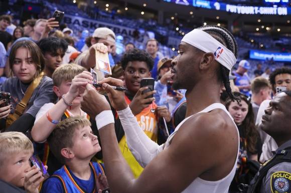 오클라호마시티 선더 샤이 길저스 알렉산더가 21일(한국시간) 미국 오클라호마주 오클라호마시티의 페이컴 센터에서 열린 2024~25 NBA 플레이오프 서부 콘퍼런스 결승 1차전 미네소타 팀버울브스와의 홈 경기에서 114-88로 승리한 뒤 팬들에게 사인해주고 있다. AP 연합뉴스