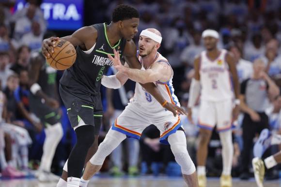 미너소타 팀버울브스 앤서니 에드워즈가 21일(한국시간) 미국 오클라호마주 오클라호마시티의 페이컴 센터에서 열린 2024~25 NBA 플레이오프 서부 콘퍼런스 결승 1차전 오클라호마시티 선더와의 원정 경기에서 알렉스 카루소를 상대로 공격하고 있다. 로이터 연합뉴스