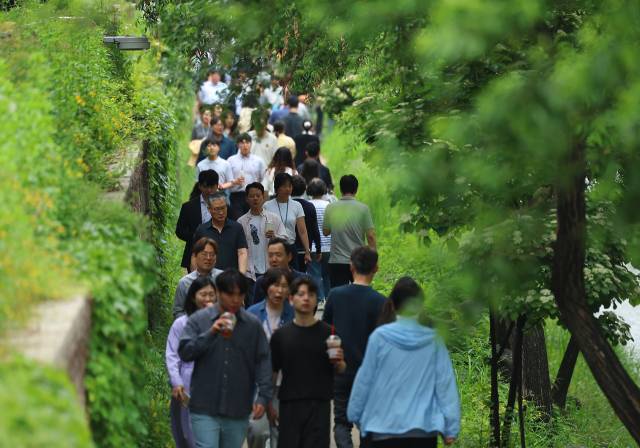 전국 대부분 낮 기온이 25도 이상을 기록하는 등 초여름 날씨를 보인 20일 서울 청계천에서 직장인 및 시민들이 점심시간을 맞아 산책을 즐기고 있다. 연합뉴스