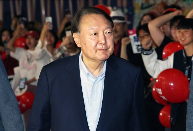 윤석열 전 대통령이 21일 서울 메가박스 동대문에 영화 ‘부정선거, 신의 작품인가’ 관람을 위해 들어서고 있다. 뉴스1