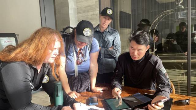 지난 2024년 4월 한미 공동 유해발굴팀이 참전자 증언과 과거 전투기록을 바탕으로 양국의 미확인 전사자의 유해를 발굴하기 위해 토의하는 모습. 사진 제공=국방부