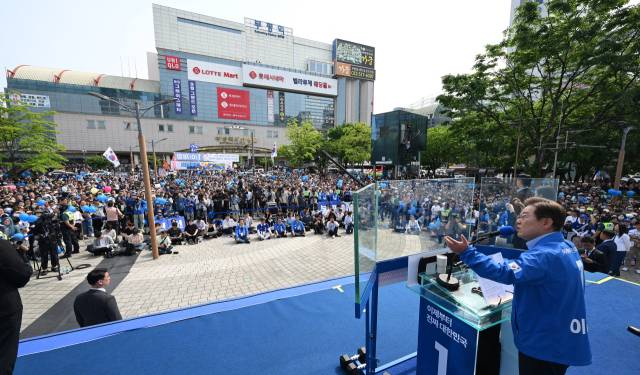 이재명 더불어민주당 대선 후보가 21일 인천 부평구 부평역 북광장에서 지지를 호소하고 있다. 인천=오승현 기자 2025.05.21