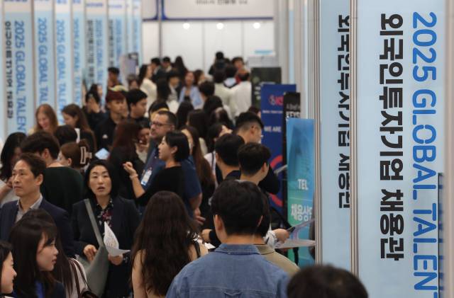 19일 서울 강남구 코엑스에서 열린 일자리 박람회 ‘2025 글로벌 탤런트 페어’에서 구직자들이 부스를 둘러보고 있다. 연합뉴스