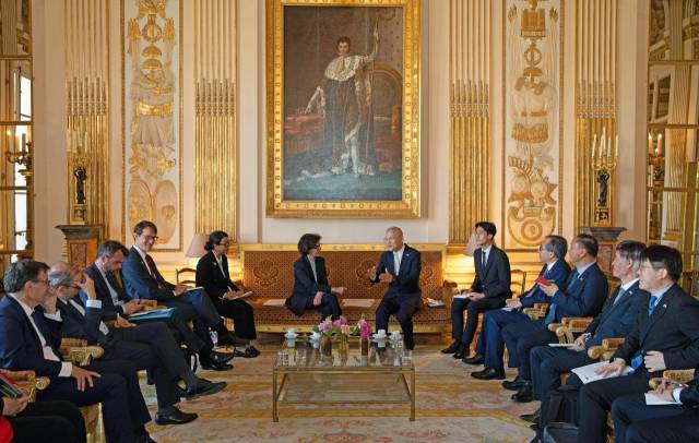 유인촌 문화체육관광부 장관이 20일(현지 시간) 라시다 다티 프랑스 문화부 장관과 면담을 하고 있다. 사진 제공=문체부