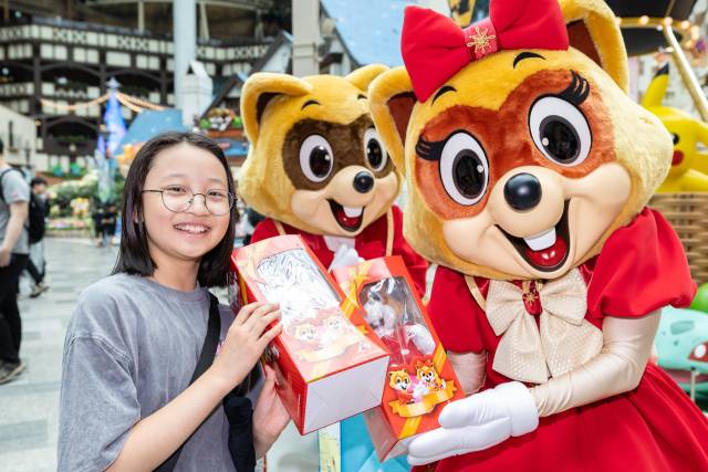 드림 티켓 초청 행사로 15일 서울 잠실 롯데월드 어드벤처를 찾아 로티·로리 캐릭터와 인사를 나누는 대구소방안전본부 강북소방서 권용재 소방관 자녀. 사진 제공=롯데월드.