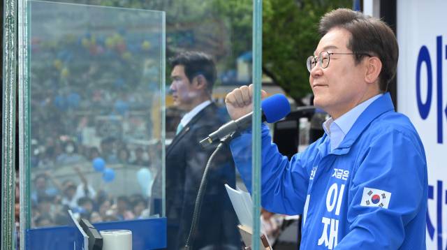 이재명 더불어민주당 대선 후보가 21일 인천 부평구 부평역 북광장에서 지지를 호소하고 있다. 인천=오승현 기자