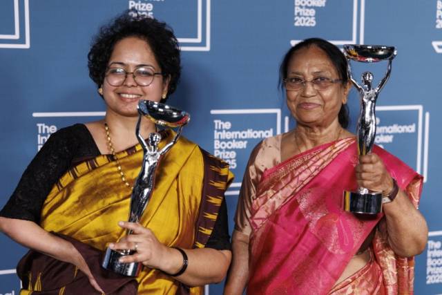바누 무스타크(오른쪽) 단편 소설 ‘하트 램프’의 저자와 번역가 디파 바스티(왼쪽)가 지난 20일(현지시간) 영국 런던의 테이트 모던에서 열린 2025년 국제 부커상에서 수상작으로 발표된 후 사진 작가들을 위해 포즈를 취하고 있다. EPA연합뉴스