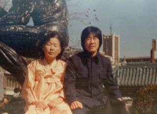 중앙대 입학식에서 처음 교복을 입고 어머니와 기념 촬영한 모습. 동아DB