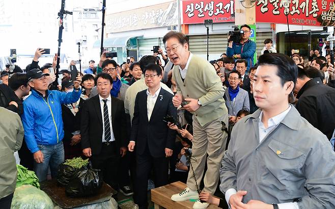 이재명 더불어민주당 대선후보가 5월6일 충북 증평군 증평장뜰시장에서 연설을 하고 있다. ⓒ공동취재