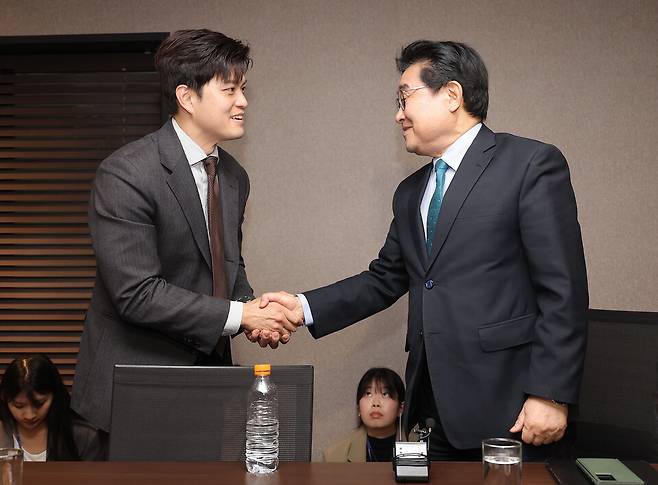 김용태 국민의힘 비상대책위원장과 전병헌 새미래민주당 대표가 20일 서울 여의도 켄싱턴호텔에서 악수하고 있다. ⓒ연합뉴스