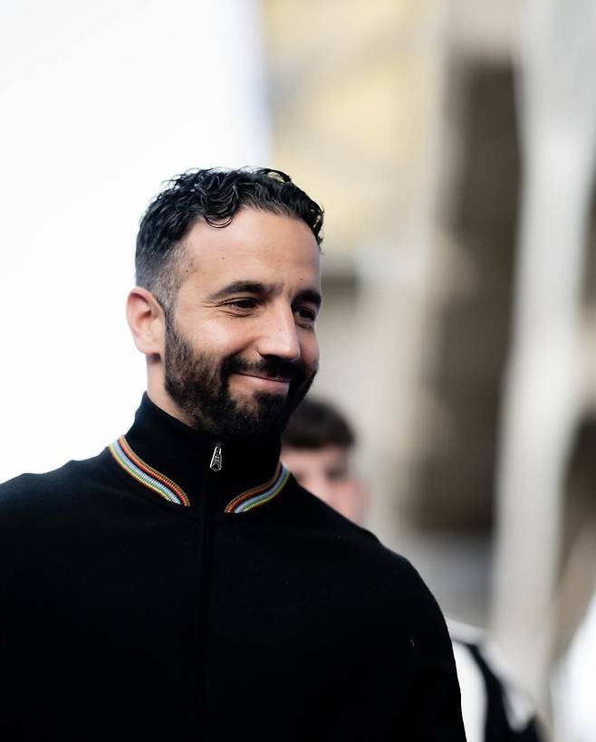 맨유 레전드 게리 네빌은 다음 시즌에도 팀이 어려움을 겪지 않으려면 모든 포지션에 걸쳐 최소 5~6명의 영입이 이뤄져야 한다고 주장했다. 후벵 아모림 감독(사진)은 마테우스 쿠냐와 리암 델랍 등을 데려오길 원한다. 사진출처｜맨체스터 유나이티드 페이스북