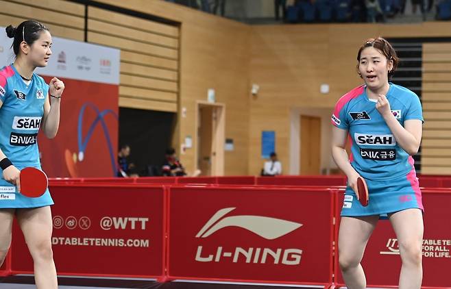 탁구국가대표팀 여자복식 조합 이은혜(오른쪽)-김나영은 호흡을 맞춘 기간은 짧지만, 카타르 도하에서 진행 중인 2025세계선수권대회 여자복식 8강에 이르는 파란을 일으켰다. 김나영은 “이번 대회에서 하고자 했던 의지가 컸던 까닭에 호흡이 잘 맞고 있다”고 웃었다. 사진제공│대한탁구협회