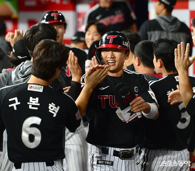 LG 선수들이 간판 홍창기의 부상 이탈로 일부 팬들의 비난을 받은 김민수를 걱정했다. 주장 박해민을 필두로 홍창기의 대체자인 송찬의 등은 공백을 최소화하겠다는 의지다. 스포츠동아DB