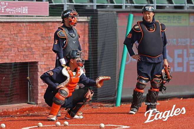 한화 이재원(우측)과 최재훈(왼쪽). 앉아 있는 포수는 허인서. 한화 이글스 제공