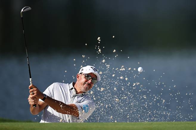 필 미컬슨이 지난 16일 PGA 챔피언십 1라운드 14번 홀에서 벙커샷을 하고 있다. 게티이미지코리아