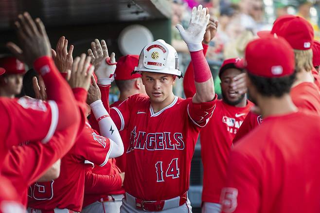 LA 에인절스 로건 오하피가 21일 애슬레틱스전에서 4회초 홈런을 터뜨린 뒤 덕아웃에서 동료들과 하이파이브하고 있다. AP연합뉴스