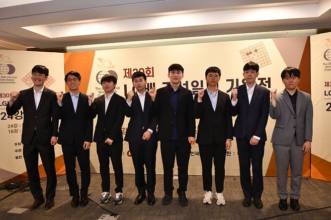 제30회 LG배 8강에 오른 기사들이 21일 경기도 광주 곤지암리조트에서 진행된 8강 대진 추첨식 후 기념촬영을 하고 있다.  한국기원 제공