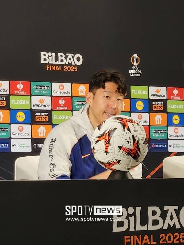 ▲ 토트넘 홋스퍼 손흥민이 맨체스터 유나이티드와의 유로파리그 결승 사전 기자회견에 페드로 포로와 동석했다.