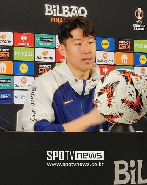 ▲ 토트넘 홋스퍼 주장 손흥민, 유로파리그 결승 사전 기자회견 페드로 포로와 동석했다.