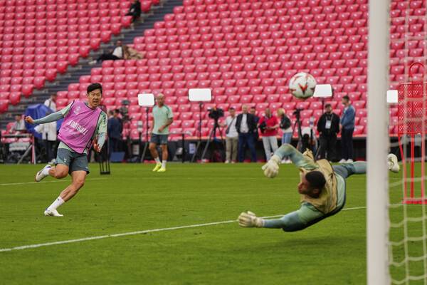 ▲ 토트넘 홋스퍼 손흥민, 유로파리그 결승 맨체스터 유나이티드전 공식 훈련에서 감아차기를 시도하는 모습이 보였다. ⓒ연합뉴스/AP/REUTERS