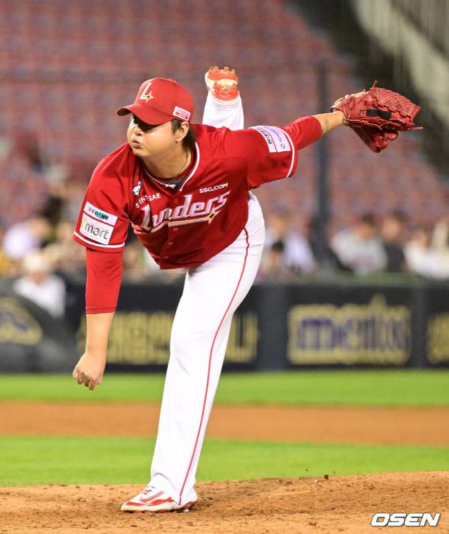 김민이 8회 등판해 역투를 펼치고 있다.