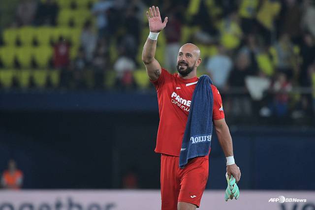 팬들에게 인사하는 페페 레이나. /AFPBBNews=뉴스1