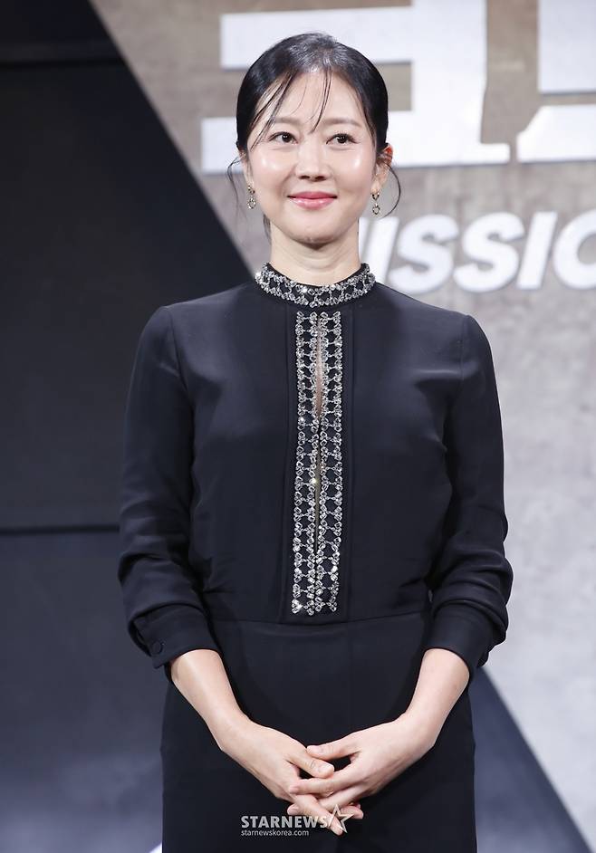 (서울=뉴스1) 권현진 기자 = 배우 염정아가 5일 서울 중구 앰배서더 서울 풀만 호텔에서 진행된 넷플릭스 영화 '크로스'(감독 이명훈) 제작보고회에서 포즈를 취하고 있다.  '크로스'는 현직 형사인 아내 미선(염정아 분)에게 과거를 숨긴 채 베테랑 주부로 살아가는 전직 정보사 요원 강무(황정민 분)가 거대한 사건에 함께 휘말리면서 벌어지는 이야기를 그린 오락 액션 영화이다. 2024.8.5/뉴스1  Copyright (C) 뉴스1. All rights reserved. 무단 전재 및 재배포,  AI학습 이용 금지. /사진=(서울=뉴스1) 권현진 기자