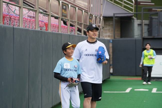 KT 박영현이 유소년 선수들과 이야기를 나누고 있다. /사진=한국프로야구선수협회 제공
