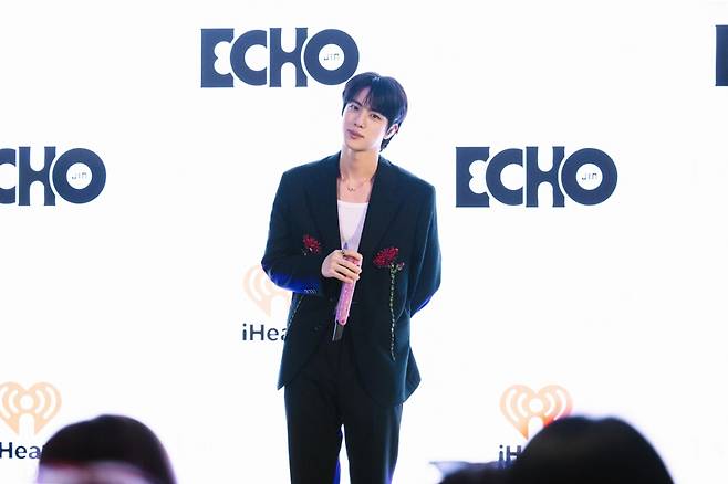 "아미♥ 모든 게 가능" 방탄소년단 진 'Echo'로 물든 뉴욕 엠파이어 스테이트 빌딩